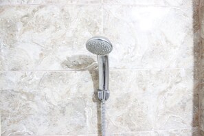Kamar | Kamar mandi | Shower dan handuk