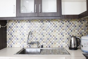 Rom | Eget tekjøkken | Kjøleskap, kokeplater, oppvaskmaskin og vannkoker