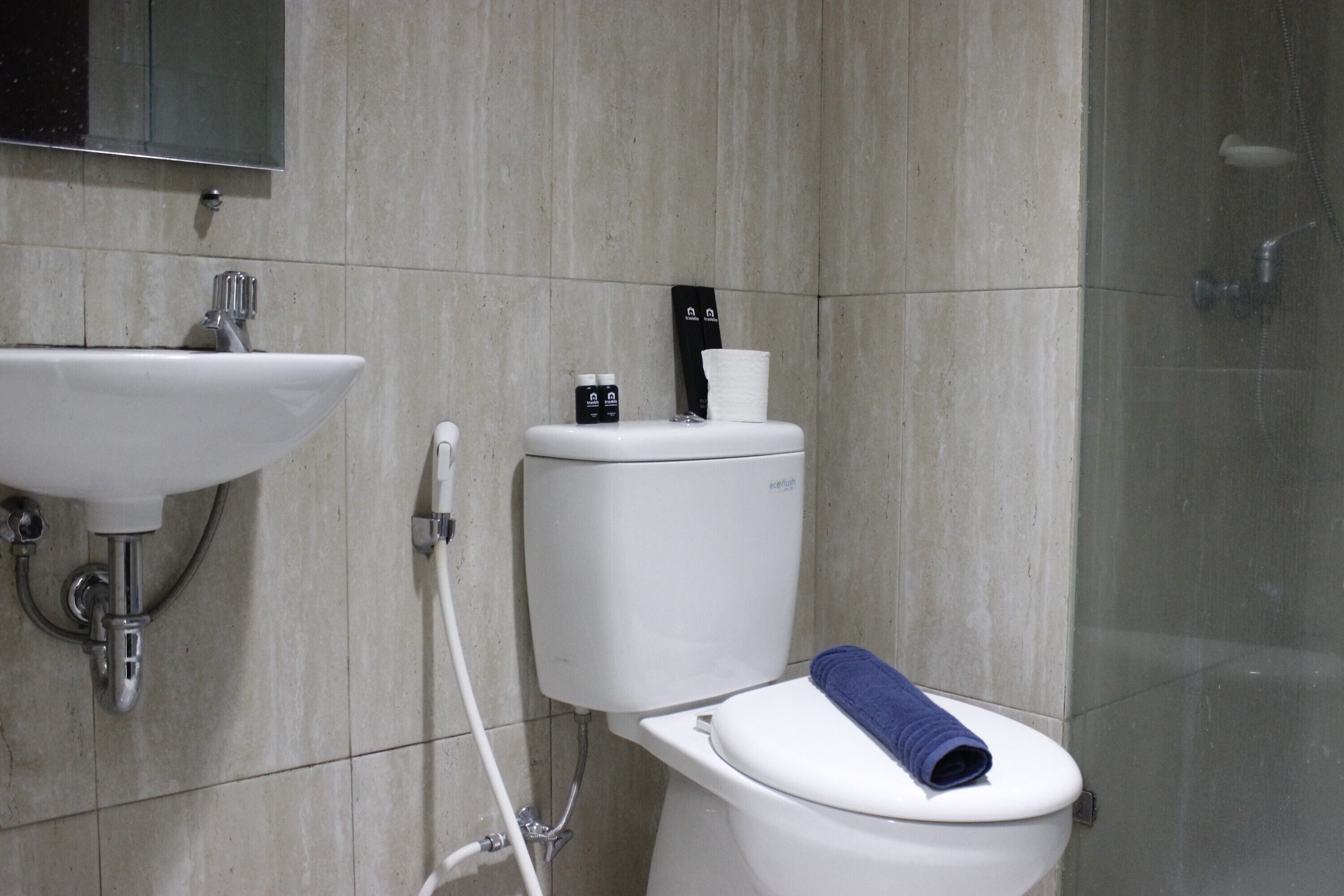 Chambre | Salle de bain | Douche, serviettes fournies, papier toilette