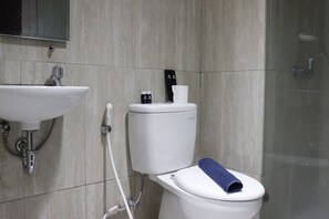 Kamar | Kamar mandi | Shower, handuk,  dan tisu toilet