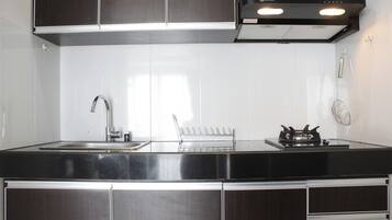 Room | Private kitchenette | Fridge, stovetop, cookware/dishes/utensils