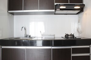 Quarto | Cozinha americana privada | Geladeira, cooktop, talheres/pratos/utensílios de cozinha