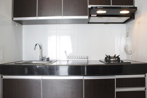 Refrigerador, placa de cocina, utensilios de cocina