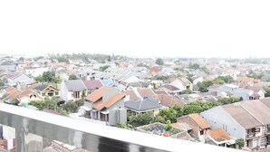 Zona residencial con casas y edificios, vista desde un punto elevado.