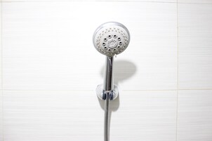 Szoba | Fürdőszoba | Zuhanyzó és törölközők