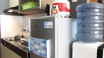 Room | Private kitchenette | Fridge, stovetop, cookware/dishes/utensils