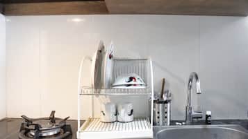 Refrigerador, placa de cocina, utensilios de cocina