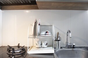 Kamer | Privékitchenette | Een koelkast, een kookplaat, kookgerei, borden en bestek