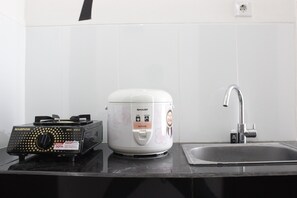 Room | Private kitchenette | Fridge, stovetop, cookware/dishes/utensils - Simply Minimalist 2BR Gateway Pasteur Apartment (Cimahi)