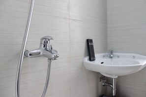 Room | Bathroom | Shower, towels - Simply Homey Studio at Gateway Pasteur Apartment near Exit Toll (Cimahi)