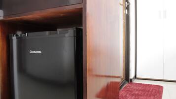 Habitació | Cuina bàsica privada | Frigorífic, placa de cuina i utensilis de cuina, vaixella i coberteria