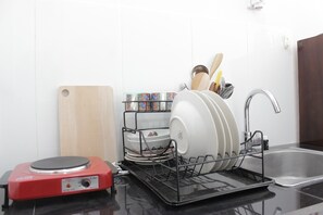 Zimmer | Eigene Kochnische | Kühlschrank, Herdplatte, Kochgeschirr/Geschirr/Besteck