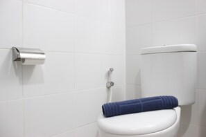 Chambre | Salle de bain | Douche, serviettes fournies