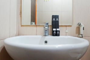 Room | Bilik Mandi | Pancuran mandi, tuala disediakan 