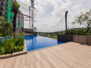 Outdoor pool - Comfortable 1BR Apartment at Marigold Nava Park (Pagedangan)