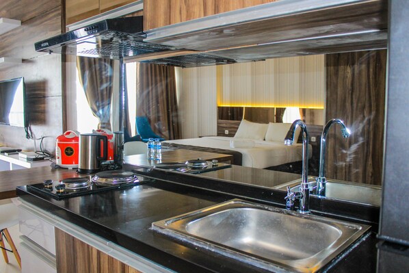 Room | Private kitchenette | Fridge, stovetop, cookware/dishes/utensils - Minimalist and Stylish Studio Parkland Avenue Apartment (South Tangerang)