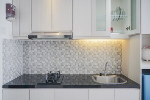 Habitación | Cocina básica privada | Frigorífico, placa de cocina y utensilios de cocina