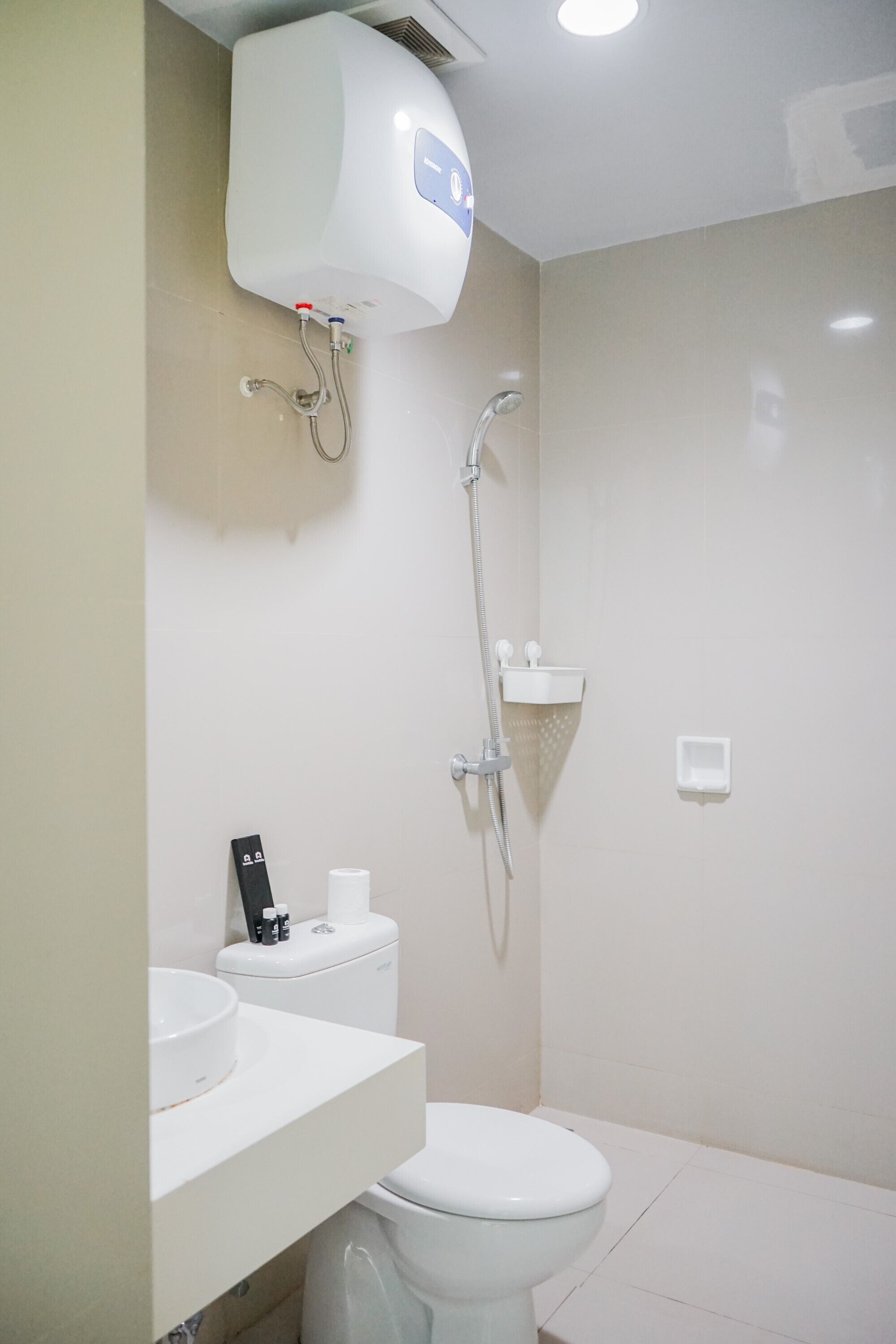 Un baño con inodoro, lavamanos y ducha.