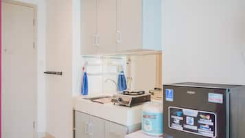 Kamar | Dapur kecil pribadi | Lemari es, kompor, dan peralatan masak/sendok-piring