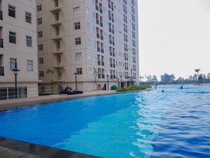 Una piscina al aire libre