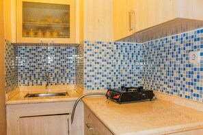 Habitación | Cocineta privada | Refrigerador, parrilla de estufa y utensilios de cocina 