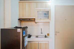 Room | Private kitchenette | Fridge, stovetop, cookware/dishes/utensils