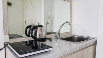 Room | Private kitchenette | Fridge, stovetop, cookware/dishes/utensils