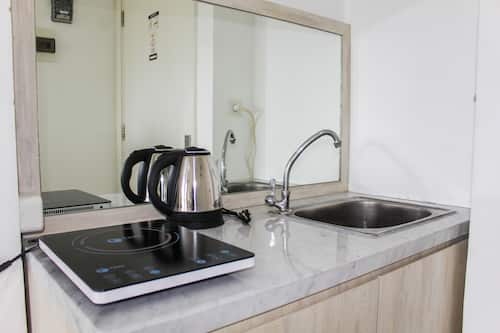 Room | Private kitchenette | Fridge, stovetop, cookware/dishes/utensils
