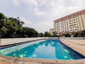 Outdoor pool - Modern Furnished Studio Room @ The Modern Golf Apartment (Tangerang)