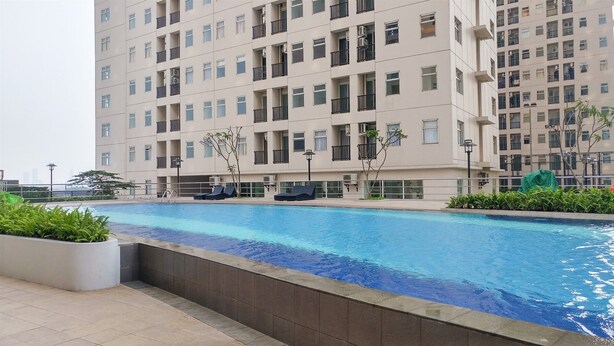 Ein modernes Apartmenthaus mit Schwimmbad.