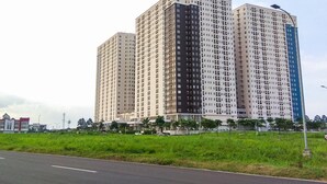 Ein hoch aufragendes Wohngebäude mit mehreren Etagen, einer flachen Dachfläche und einheitlicher Fassade.