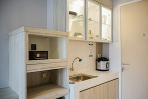 룸 | 전용 간이 주방 | 냉장고, 쿡탑, 조리 도구/접시/주방 기구