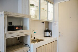 Zimmer | Eigene Kochnische | Kühlschrank, Herdplatte, Kochgeschirr/Geschirr/Besteck