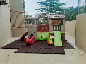 Tempat bermain anak – indoor