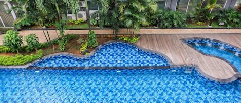Una piscina al aire libre