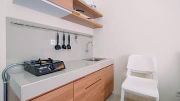 Habitación | Cocineta privada | Refrigerador, parrilla de estufa y utensilios de cocina