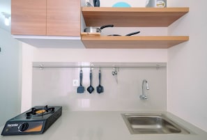 Kamar | Dapur kecil pribadi | Lemari es, kompor, dan peralatan masak/sendok-piring