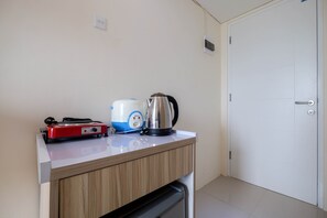 Habitació | Cuina bàsica privada | Frigorífic, placa de cuina i utensilis de cuina, vaixella i coberteria