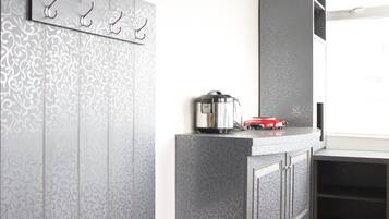 Kamar | Dapur kecil pribadi | Lemari es, kompor, dan peralatan masak/sendok-piring