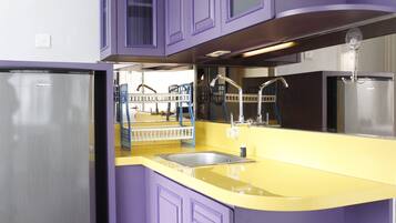 Kamar | Dapur kecil pribadi | Lemari es, kompor, dan peralatan masak/sendok-piring