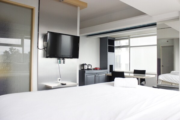 Room | Free WiFi, bed sheets - Spacious & Trendy Studio at Jarrdin Cihampelas Apartment (Bandung)