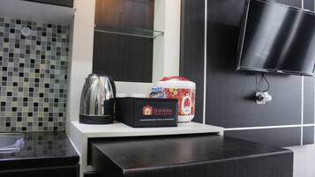 Room | Private kitchenette | Fridge, stovetop, cookware/dishes/utensils