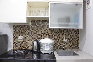 Quarto | Cozinha americana privada | Geladeira, cooktop, talheres/pratos/utensílios de cozinha