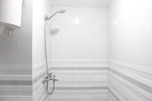 Kamer | Badkamer | Een douche, handdoeken