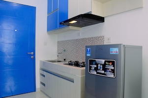 Refrigerador, placa de cocina, utensilios de cocina
