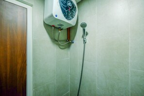 Kamar | Kamar mandi | Shower dan handuk