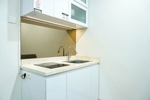 Kamar | Dapur kecil pribadi | Lemari es, kompor, dan peralatan masak/sendok-piring