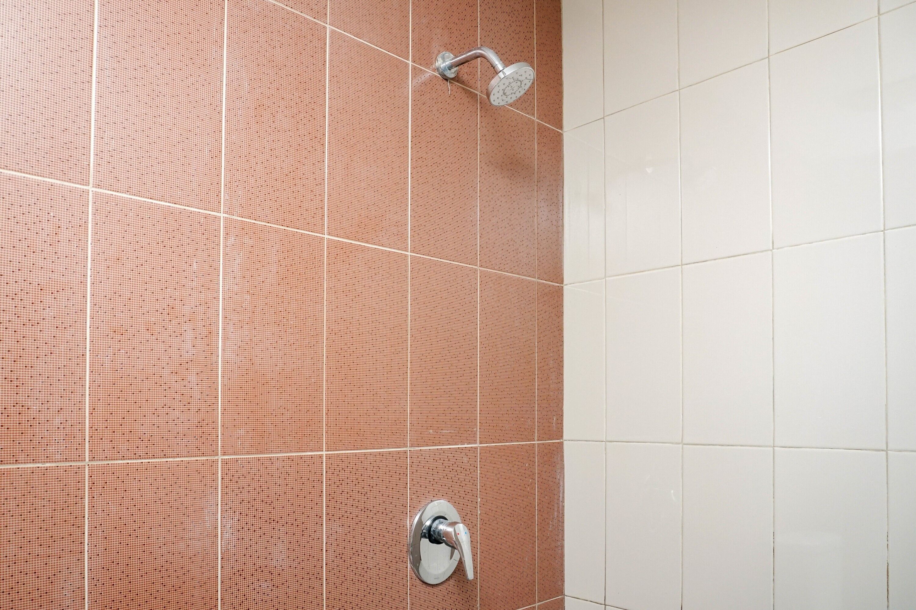 Un baño con ducha y grifo.