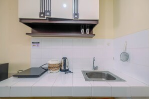 Room | Private kitchenette | Fridge, stovetop, cookware/dishes/utensils