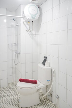 Kamar | Kamar mandi | Shower dan handuk
